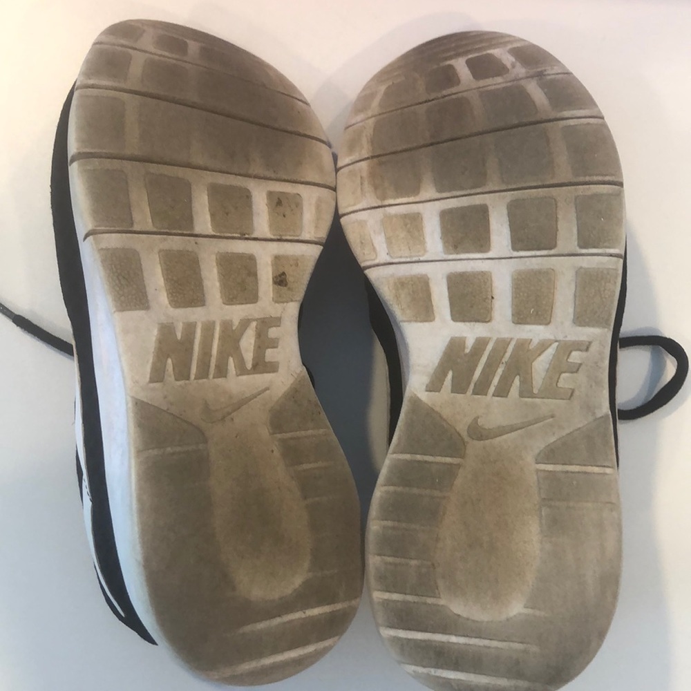 Girls Nike Black Sneakers with White Detail size 6 - Picture 5 of 6